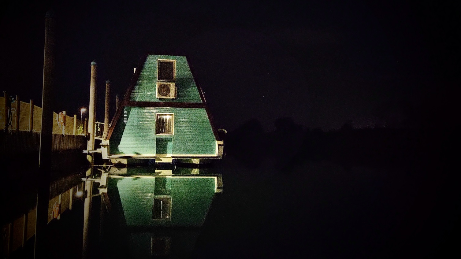 houseboat_night